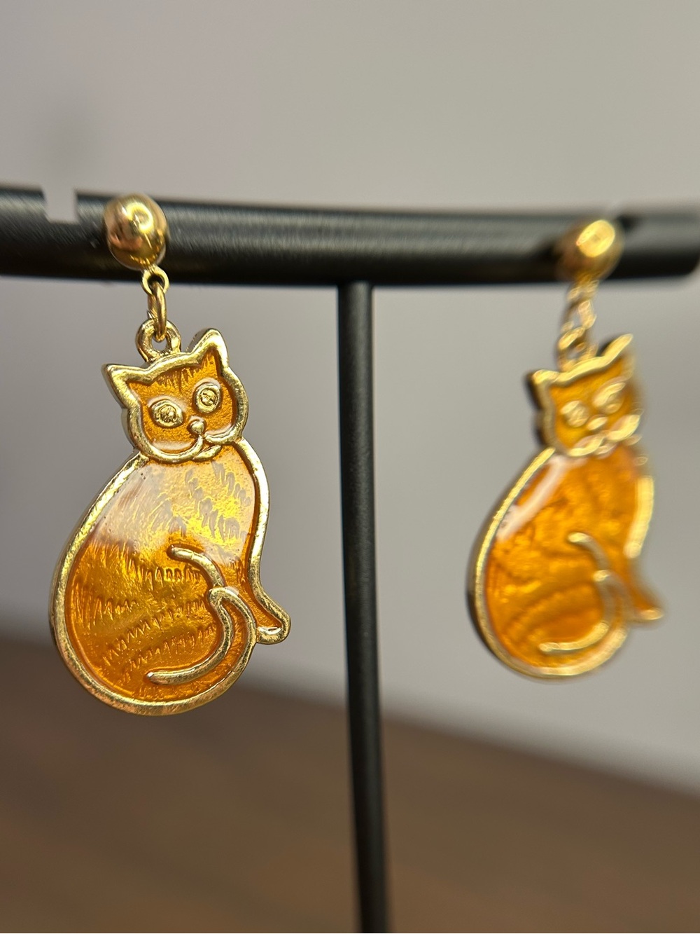 Vintage Avon “Pretty Kitty” Gold-Tone Amber Enamel Cat Drop Earrings 1990